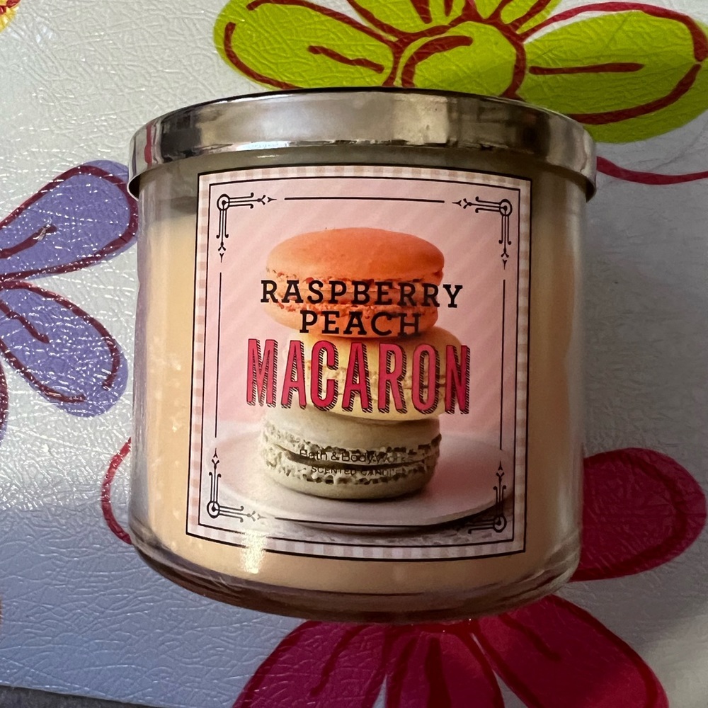 BBW BATH AND BODY WORKS RASPBERRY PEACH MACARON CANDLE